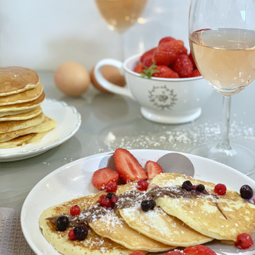 pancakes présentés avec des fruits